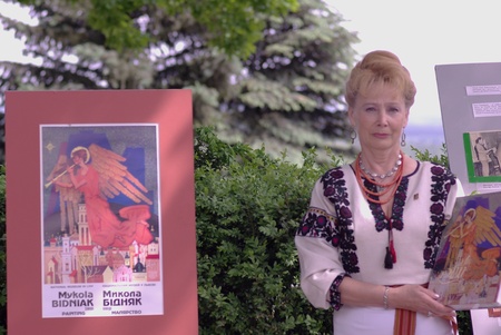 Марія Майчик із книжкою